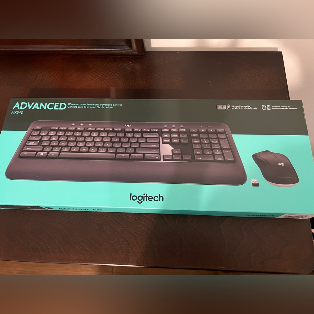 NIB MK540 Logitech Wireless Keyboard and Mouse Combo with mousepad - Black
